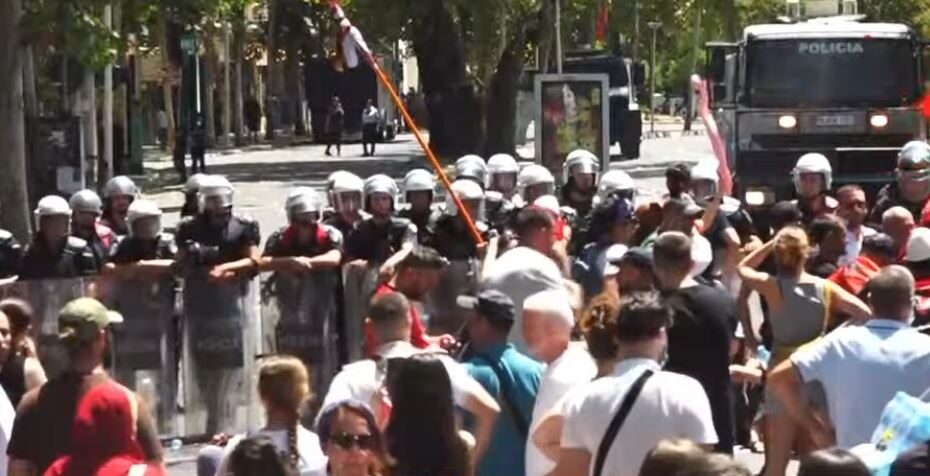 Revolta kundër Ramës/ Shoqërimi i aktivistëve e gazetares gjatë protestës, Komiteti i Helsinkit ngre shqetësime për kufizimin e lirisë 13 policiia