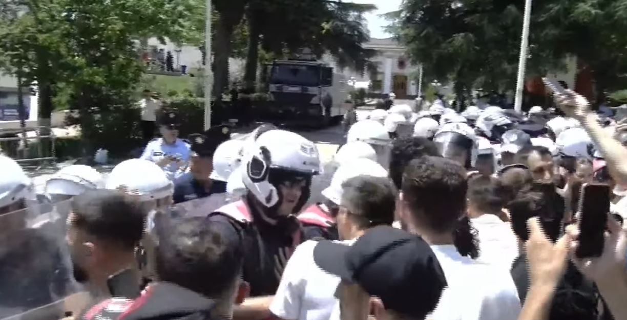 LIVE- Pas shpërndarjes me gaz lotsjellës, policia shoqëron disa protestues të tjerë! Situata e tensionuar te Kuvendi 1 poliiciaaaaaaaaaaaaaa