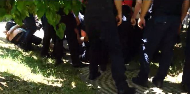 LIVE-Përshkallëzohet situata! Shoqërime në masë të protestuesve, të shtirë në tokë e të prangosur/ Policët ‘bëhen gardh’, pengojnë pamjet 14 poocia ok
