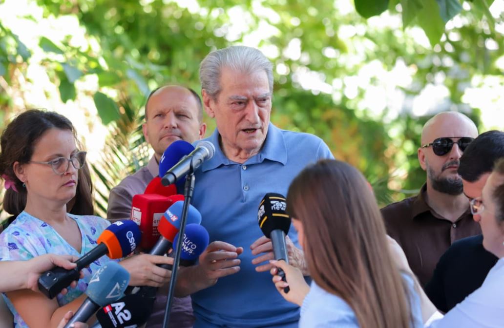 “Manja skllav i dosjeve të tij, ka marrë 600 mijë euro nga ‘çunat e Londrës’”/ Berisha për ditëlindjen e Ramës: Urimin më të shkëlqyer ia bëri protesta rinore 11 pppppp