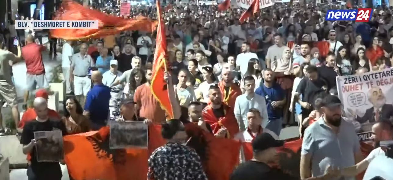 LIVE- “Shqipëria kërkon revolucion! Parlament i krimit”/ Tubimi madhështor kundër kryeministrit, protestuesit marshojnë në rrugët e Tiranës, jehon thirrja: Arrestoni Ramën 14 protesa