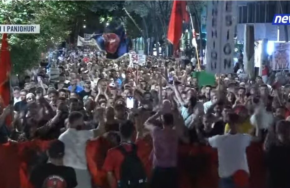 LIVE- Protestë maratonë kundër Ramës/ Shqiptarët nuk ndalen, nga tubimi para Kuvendit në orët e para të mëngjesit, te marshimi në rrugët e Tiranës: Ju erdhi fundi. Parlament i krimit 1 proteseeeeeeeeeeeeeeeeeeeeeeeeeeee