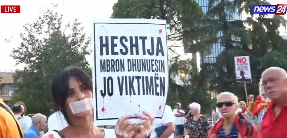 Nuk ndalet revolta popullore! Sot dita e 59 e protestës, nis grumbullimi i qytetarëve në sheshin Skënderbej: Arrestoni Ramën! 5 protesta 23