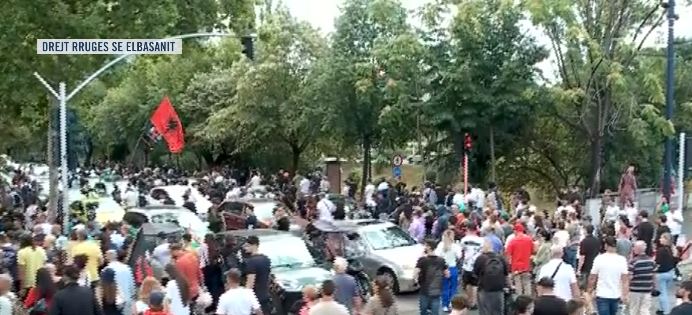 “Arresto Belindën”/ Protestuesit vijojnë marshimin drejt rrugës së Elbasanit, tensione me policinë: Mos ecni krah nesh! 4 protesta 4 3