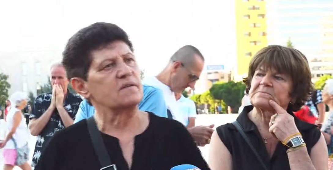 Protesta e 40 kundër qeverisë/ “Në spitale s’ka ilaçe, por japin 4 mln euro për një këngëtar”, revolta e qytetares: Të dalim të gjithë në shesh derisa ta rrëzojmë: Rama, Belinda në burg 1 protesta 777