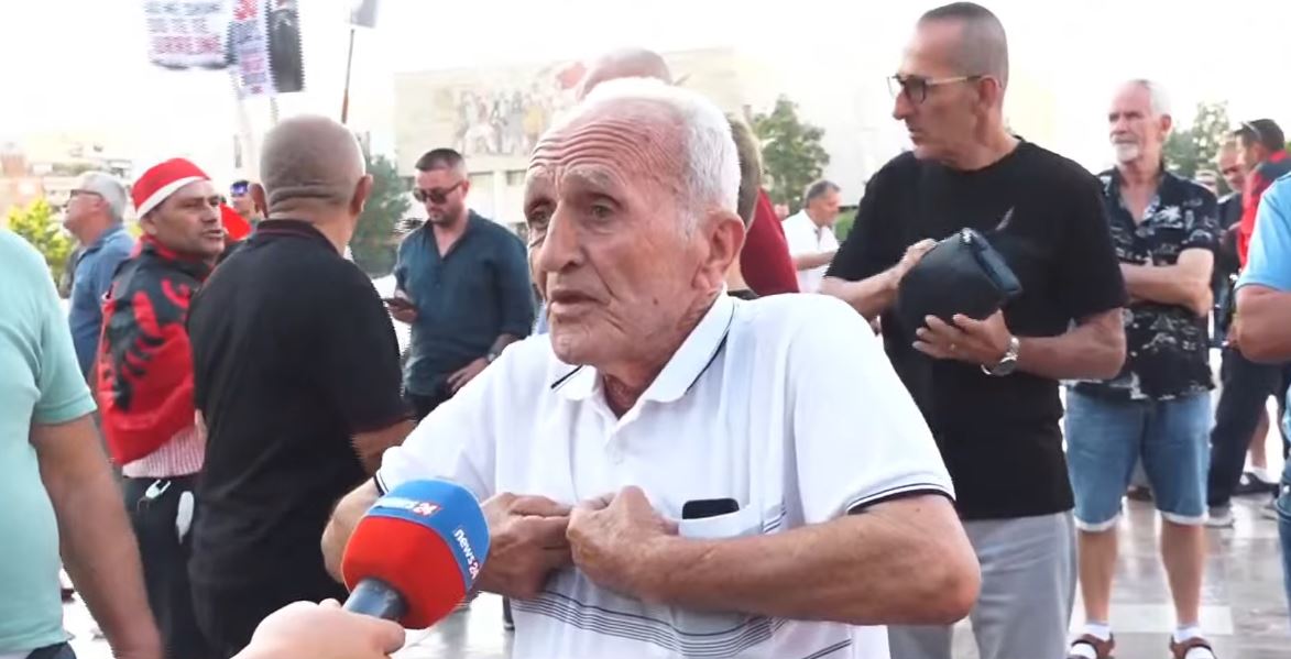 LIVE- “Po tallen me pensionistët, Rama zbukuron Kryeministrinë”/ Qytetari i revoltuar: Populli ha dhe, Rama jep 4 mln euro për koncertin 8 protesta pensionistiii