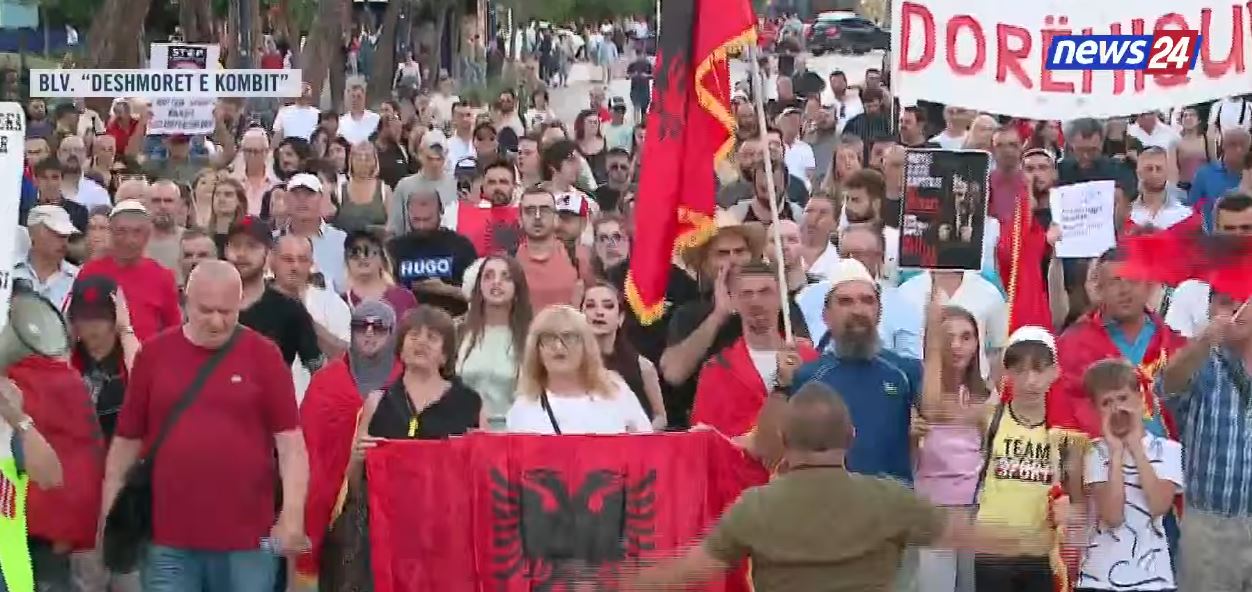 LIVE- Dita e 41-të e revoltës/ Protestuesit nisin marshimin nga sheshi “Skënderbej” drejt Kryeministrisë, kërkojnë dorëheqjen e Ramës 14 protestaa 4