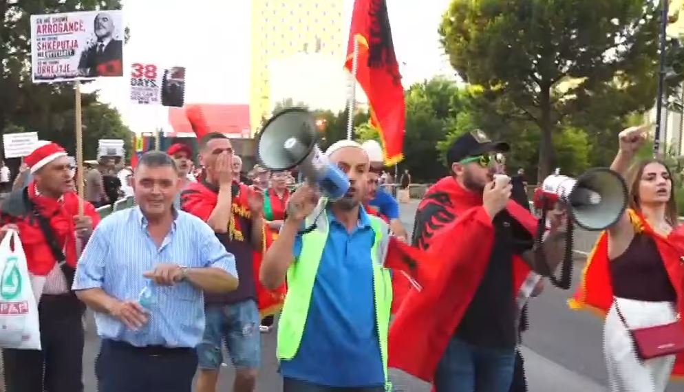 LIVE- Dita e 38 e revoltës! “Ne po bëjmë revolucion, s’ka botëror që na ndalon”, nis marshimi drejt Kryeministrisë, shqiptarët kërkojnë largimin e Ramës 4 protestaaaaaaaaaaa 1