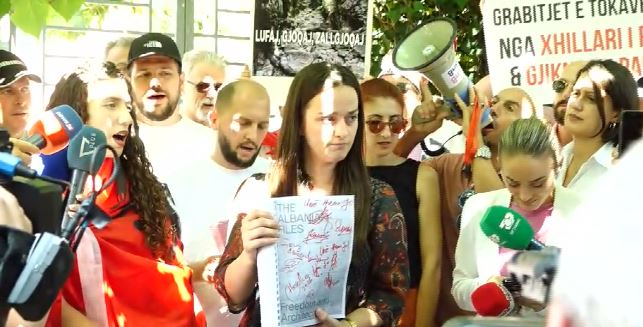 Protestuesit dorëzojnë në Prokurorinë e Posaçme ‘Albanian Files’ si ‘provë’ kundër kryeministrit, thirrja e fortë që kumbon para SPAK: Rama, SPAK you! 4 qytetaret 1