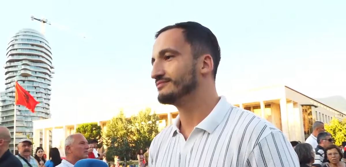 Qytetarët 40 ditë në revoltë/ “Gjithë populli në këmbë”, i riu: Nëse nuk do kishte korrupsion, shqiptarët nuk do të largoheshin 12 qytetarii