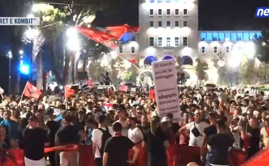 LIVE- Rezistencë, vendosmëri/ Revolta e 52 kundër Ramës, shqiptarët nuk ndalen, mesazh të prerë kryeministrit: Jep dorëheqjen 2 sheshii plotttttttt