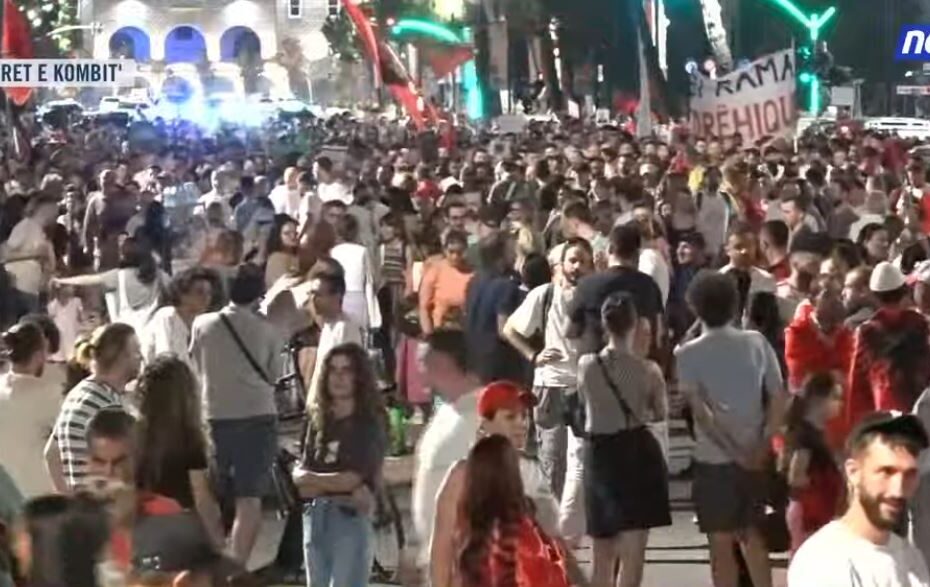 LIVE- Shqiptarët në revoltë prej 54 ditësh, kërkojnë dorëheqjen e panegociueshme të Ramës, nis marshimi në rrugët e Tiranës 2 shqiperiii e reeeeeeeeeeee