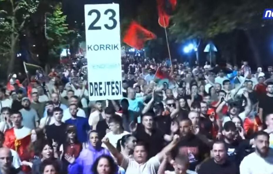 LIVE- “Shqipëria kërkon revolucion”/ Revolta e 52 kundër Ramës, qytetarët marshim-protestë në Tiranë, jehon thirrja: Arresto Ballukun 4 tiraneeeeeeeeee rrugeeee