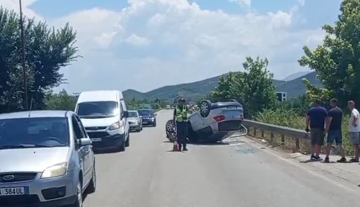 Aksident në aksin Lushnje-Berat/ Makina përplaset me barrierat dhe përmbyset, katër të plagosur në spital 13 uiuyiuyi
