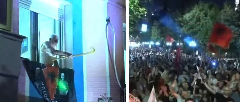 Marshimi në Tiranë vijon me furi! Momenti prekës – I moshuari del me flamur në ballkon dhe përshëndet protestuesit 13 werewrewrwerewr