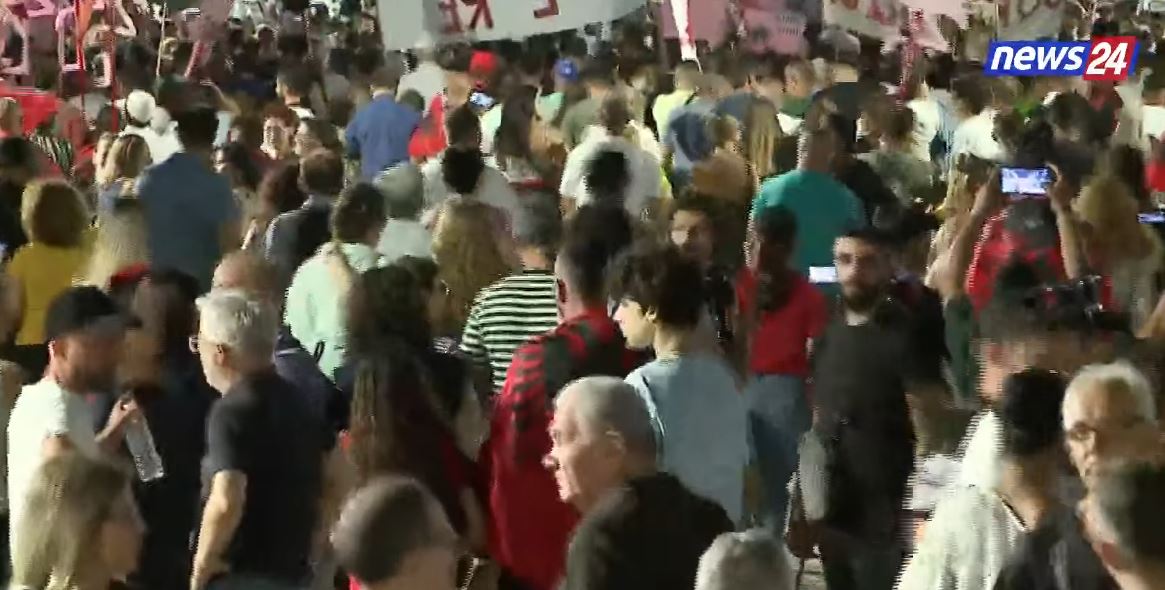 Marshim në rrugët e Tiranës pas fjalimeve të zjarrta para Kryeministrisë, protestuesit drejt akseve kryesore: Rama jepe dorëheqjen! 1 werwerewrwer