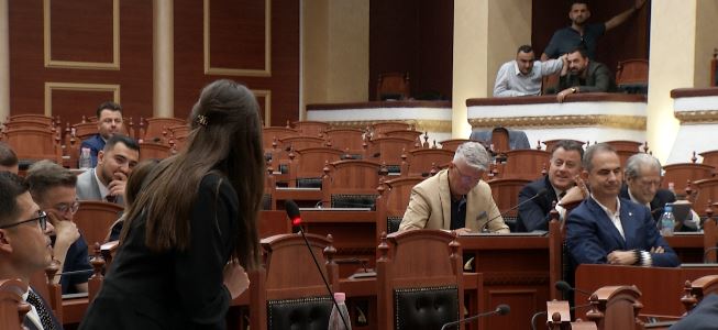 “Sali më shiko në sy!”, Zegjine Çaushi përplaset me Berishën: E vetmja protestë kundër qeverisë dhe opozitës! E vërteta e apartamentit tim 14 zegjineja 1