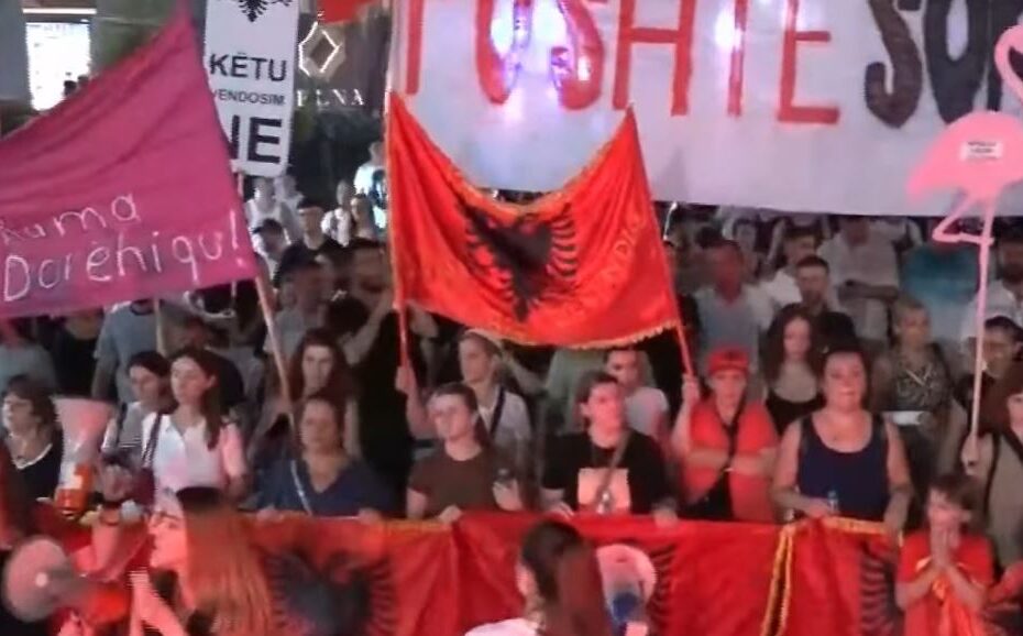 Protestuesit marshojnë me vendosmëri në rrugët e Tiranës / Thirrje kundër qeverisë dhe mesazh drejtësisë: Poshtë diktatura, Shqipëria kërkon revolucion! 3 123123123 1