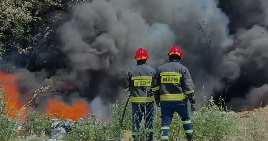 Situatë dramatike në Rriban të Mallakastrës/ Flakët marrin përmasa të mëdha, evakuohet një familje nga zona e rrezikut 8 1785856411 zjarr 1