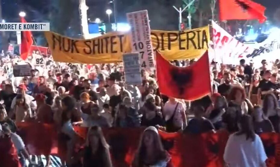 Përfundojnë fjalimet te Kryeministria / Protestuesit marshojnë masivisht në rrugët e Tiranës: Rama ciao, ciao, ciao! 4 24234324324