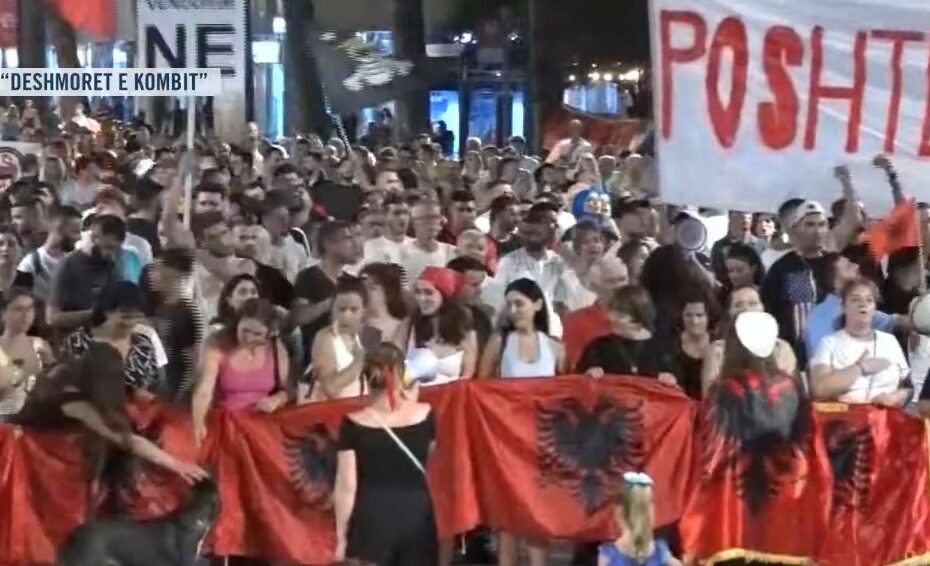 Përfundojnë fjalimet te Kryeministria / Turma masive nis marshimin, bulevardi “vishet” kuqezi: Rama jep dorëheqjen! 9 346546546546