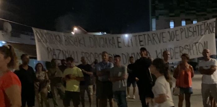 Dita e 26-të e protestës në Divjakë – Banorët kundër shkrirjes së bashkisë, thirrje deputetëve të mos e votojnë projektligjin 5 567567567567 5