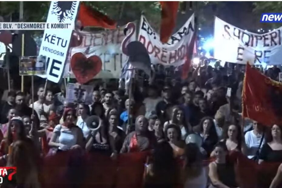 8000 protestaaaaaaaaaaaaaaaaa