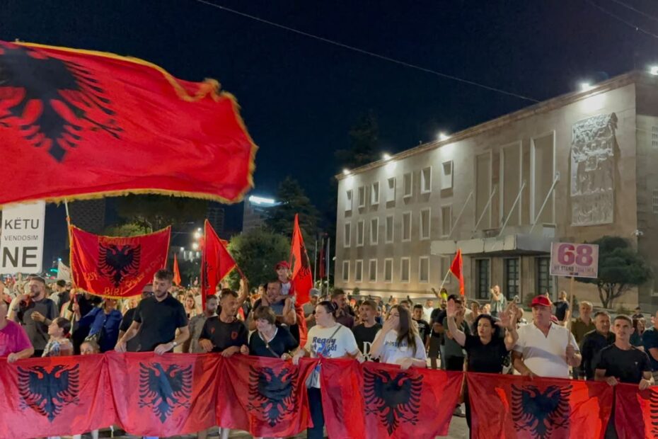 68 ditë protesta masive, qytetarët nuk tërhiqen! Protestuesit mbyllin fjalimet para Kryeministrisë, marshojnë në Bulevard: Ju erdhi fundi! Revolucion! 10 87519ade 5306 4118 ab69 64096c4b2a84