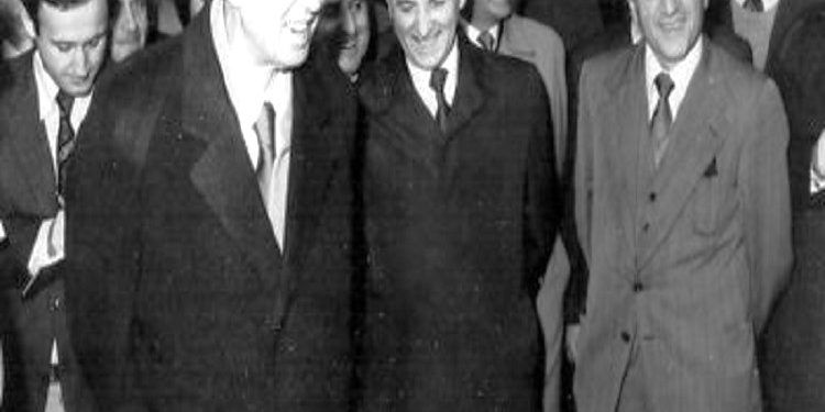 “Politika s’bëhet me inat, pasi që nga koha e luftës në SHBA kanë ndryshuar 15 administrata, por me këtë s’dua të them se do vendosim marrëdhënie me…”/ Fjala e Ramiz Alisë në Byro, 25 dhjetor ‘89 12 Enveri me Ramizi 750x375 1