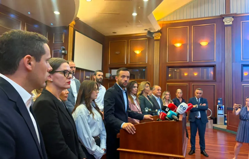 Deputetët e PDK-së futen në sallën kryesore të Kuvendit, kërkojnë vazhdimin e seancës/ Dehari: Pa marrëveshje, nuk zgjidhet ngërçi politik 4 PDK alenac a