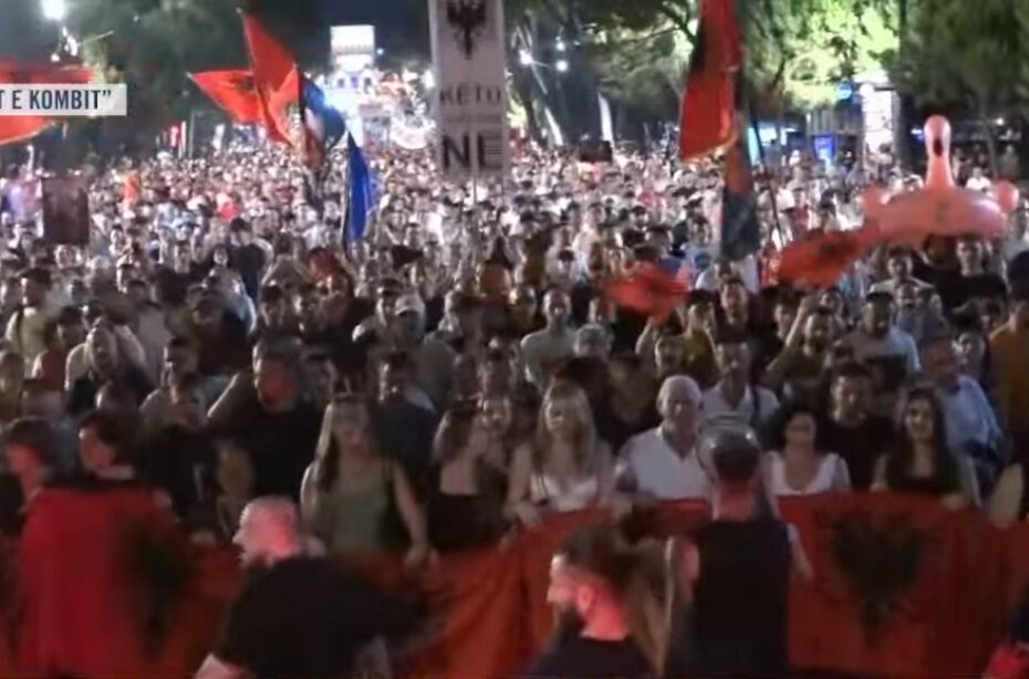 “Shqiptarët të bashkuar, pushteti i tmerruar”/ Diaspora dhe aktivistët me mesazhe të forta. Marshim masiv në rrugët e kryeqytetit, protestuesit kërkojnë dorëheqjen e Ramës 10 Screenshot 180