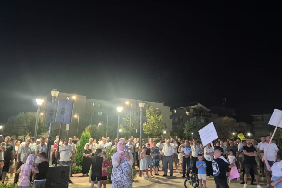 Prrenjasi kundër bashkimit me Librazhdin, protestuesit kërkojnë reflektim dhe mbrojtjen e bashkisë 14 WhatsApp Image 2026 08 16 at 09.41.54
