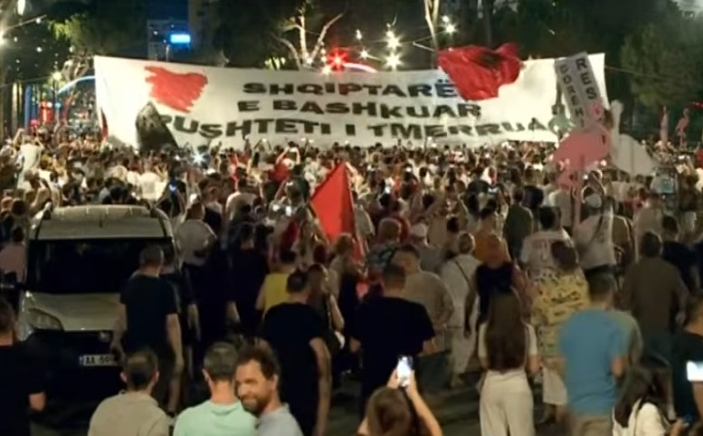 “Shqiptarët e bashkuar, pushteti i tmerruar”! Shpaloset banderola gjigante para Kryeministrisë 13 banderola
