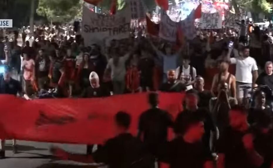 “Arrestoni Ramën”! 77-të ditë qëndresë, revoltë e rezistencë. Shqiptarët kërkojnë dorëheqjen e kryeministrit: Ndryshim sistemi. Diaspora është me ne 15 bashkiaaaaaaaaaaaa