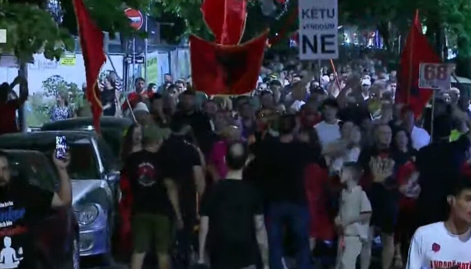 “O milet, Rama ka siklet!”, protestuesit marshojnë drejt ish-Bllokut: Shqipëria e shqiptarëve! 8 bllok