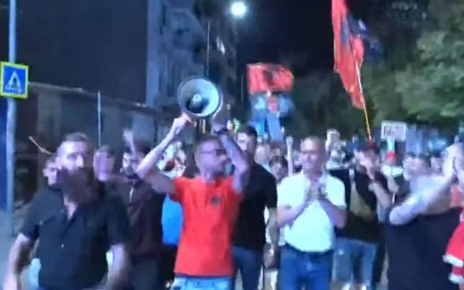 LIVE- “Rama jepe dorëheqjen”, marshim-protestë në rrugët e Tiranës: Ju erdhi fundi! Rama në burg, Berisha në burg 3 bllokuuu