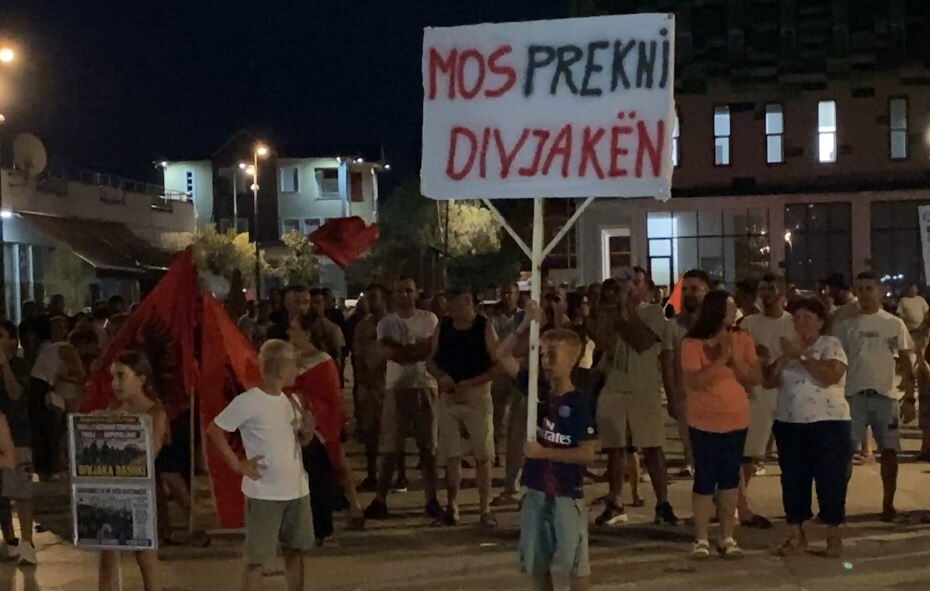 Dita e shtatë e protestës në Divjakë, banorët: Bashkia të mos shkrihet me Lushnjen, digjen simbolikisht “teserat” e PS 3 divjaka