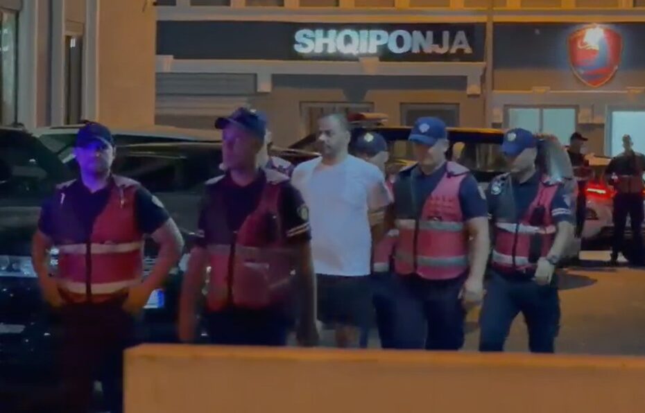 Me shapka dhe pantallona të shkurtra, momenti kur Ergys Agasi futet me pranga në duar te drejtoria e Policisë 10 ergys