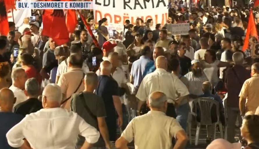 Përfundojnë fjalimet te Kryeministria – Protestuesit nisin marshimin në rrugët e Tiranës: Ju erdhi fundi! 6 etertert