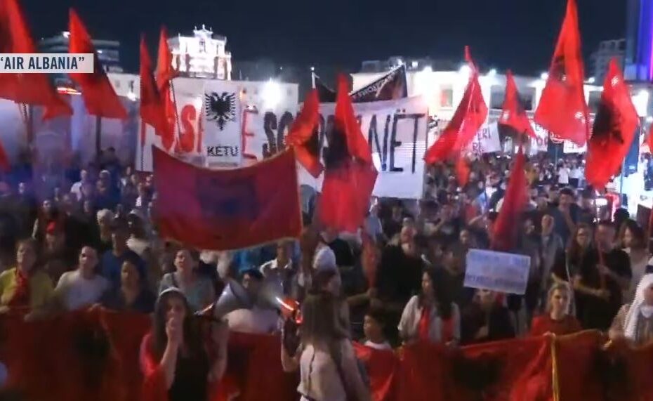 Qytetarët marshojnë masivisht në Tiranë – Rrugët e kryeqytetit ngjyrosen kuqezi: Shqipëria kërkon revolucion! 4 ewrwerewrwer