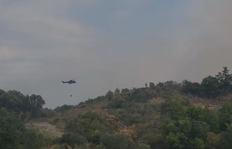 Zjarret në Mallakastër vijojnë të jenë aktivë/ Ndërhyjra e pamundur si shkak i terrenit të vështirë, kërkohen dy helikopterë 2 helikopter 1