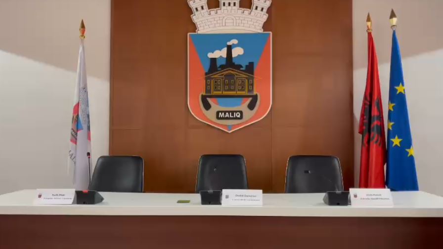 “Ulu atje!”/ Tensione dhe debate në Këshillin Bashkiak të Maliqit, të majtët braktisin mbledhjen, i moshuari kërcënon t’i godasë më shkop 17 keshilli bashkiak maliq