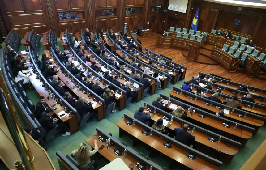 Kriza politike në Kosovë/ Ngërçi për konstituimin e Kuvendit hyn në një fazë të re: PDK-ja kërkon seancë, LVV-ja marrëveshje 14 kuvend