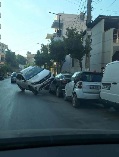 Aksident i trefishtë në Sarandë/ Humb kontrollin e mjetit dhe përplaset me një makinë të parkuar, goditet edhe një automjet tjetër 12 lllllllllllllllllllllll