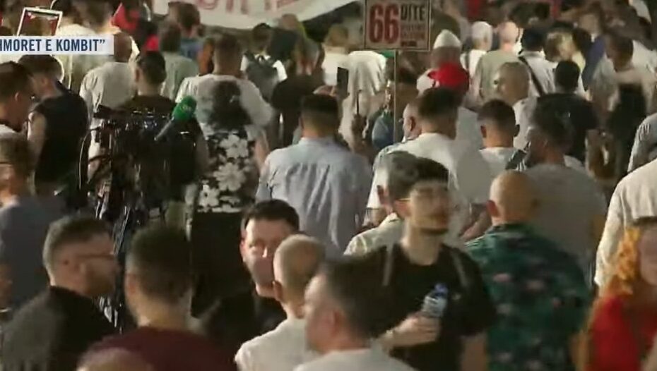 LIVE- “Nesër më shumë!”/ Mbyllen fjalimet para Kryeministrisë, protestuesit nisin marshimin në Bulevard 5 marshim 1