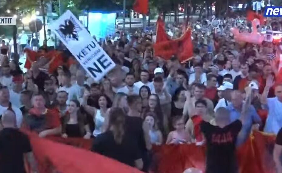 Marshim në rrugët e Tiranës/ Me thirrjet “Rama në burg Berisha në burg” dhe “Dorëheqje” diaspora pushton kryeqytetin (VIDEO) 6 para parlame