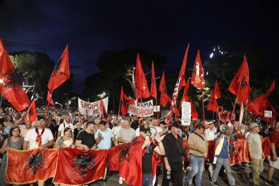 Marshimi nëpër Tiranë dhe thirrjet kundër qeverisë, protestuesit mbyllin ditën e 87-të të protestës: Nesër më shumë! 1 protesta 87 5