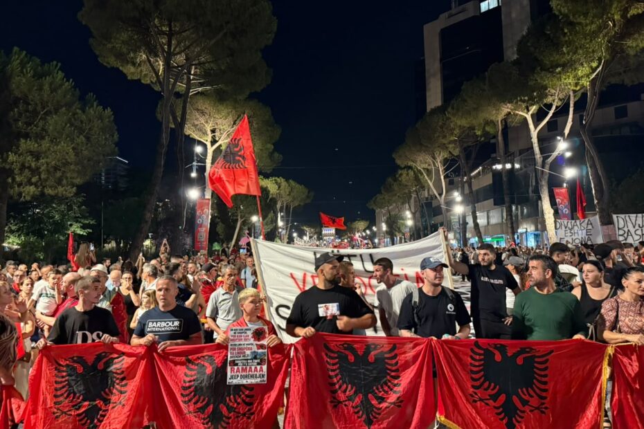 Sot dita e 78-të e protestës / Diaspora i bashkohet sërish revoltës në shesh: Kërkojmë dorëheqjen e Ramës 8 protesta dita e 77 diaspora 13