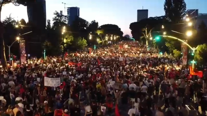 revolta ne tirane media italiane