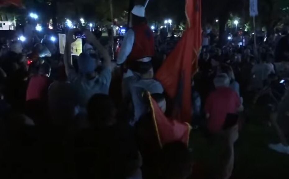 Mbyllet protesta e 68-të kundër qeverisë, qytetarët mesazh të prerë: Revolta vazhdon deri në dorëheqjen e panegociueshme të Ramës. Paralajmërojnë përshkallëzim dhe bllokim rrugësh 4 rezistenca riniaaaaaaaaa